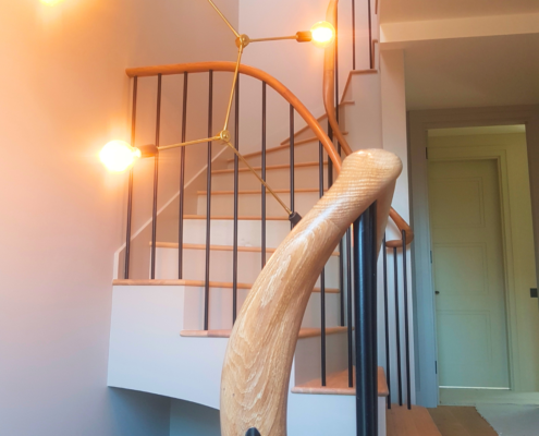 Excellent project Style European oak handrails Sleek and modern Black spindles Home in Chelsea Curved stringers No newel posts Continuous handrail Pre-drilled spindle holes Balustrade installation 16mm diameter spindles Powder coated Natural oak finish