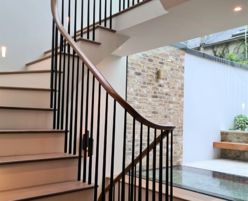 Rising curved Oak handrail with Black rounded spindles
