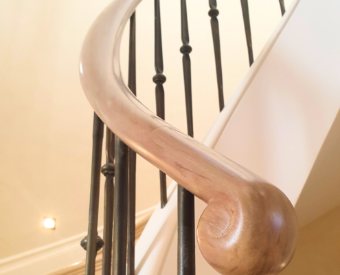 Stunning handrail and balustrade Handrail Creations Four floors Private house Softwood baserail Antique brass balustrade Continuous sapele handrails Precision measuring equipment High tech production 3D scanner Curve of the stair Design team Factory-made 16mm feature spindles Brass plated Chemically aged Stable and striking balustrade No core rail No welds or screws Precision and complexity Spindle supplier Various solutions Complicated staircase