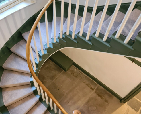 Manufactured Installed Continuous wreathing oak handrail Staircase refurbishment Victorian retreat Coniston Lake District Challenges Tapered spindles Bullnose tread Scribing Handrail Architrave mould Softwood spindles Pre-cut Traditional methods No newel posts