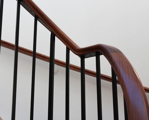 Wreathing handrail in Mahogany with Black square steel spindles