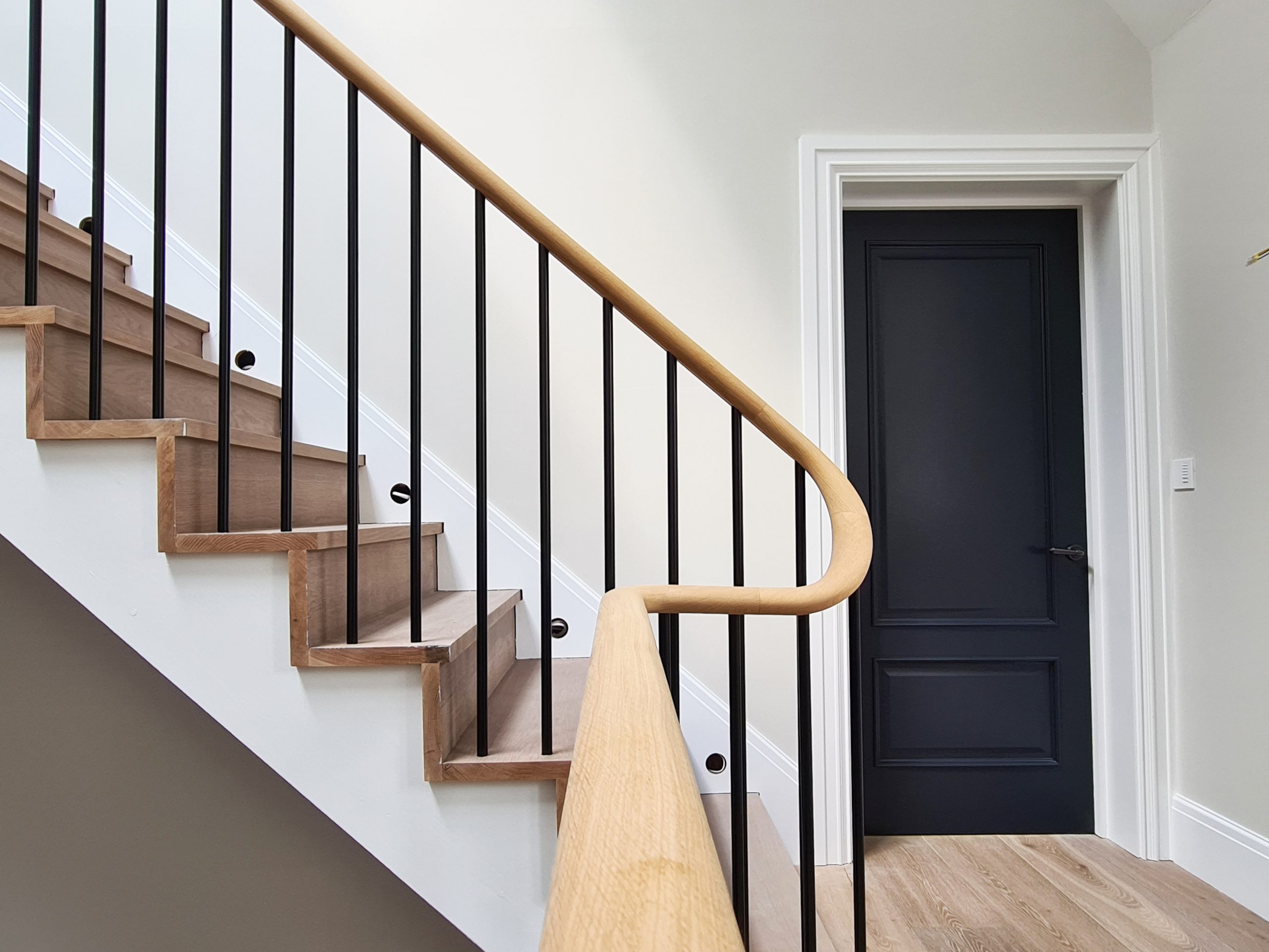 Oak-handrail-on-black-spindles