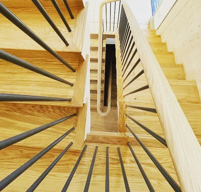 European Oak, handrails, steel spindles, South London, continuous design, hardwood staircase, no newel posts, manufacture, installation
