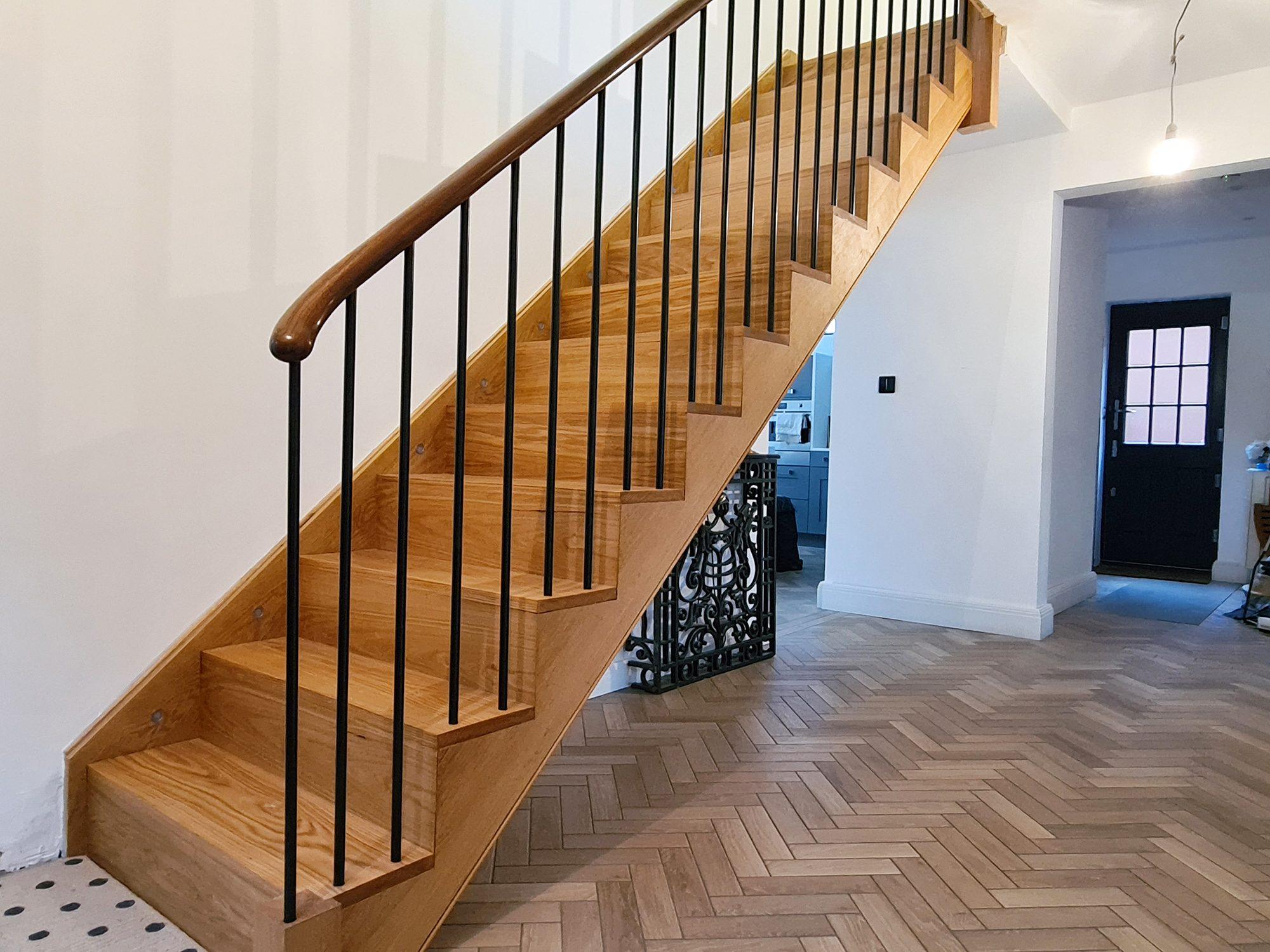 Contemporary / Floating wooden staircase and parquet floor