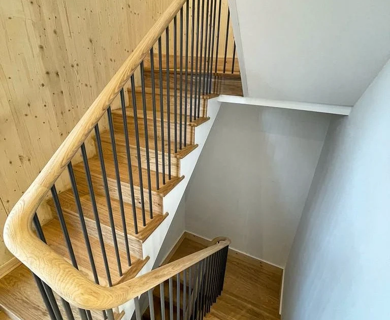 European Oak, handrails, steel spindles, South London, continuous design, hardwood staircase, no newel posts, manufacture, installation